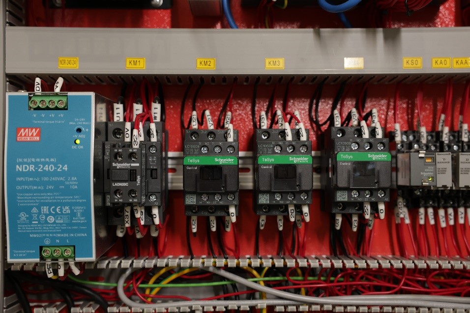 QUADRO SpeedCut 200  Шкаф управления  В шкафу управления установлены электро-компаненты ведущих мировых производителей: Обеспечивает высокую скорость вычислений и стабильную производительность 